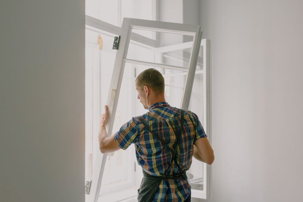 Artisan en intervention dans une maison