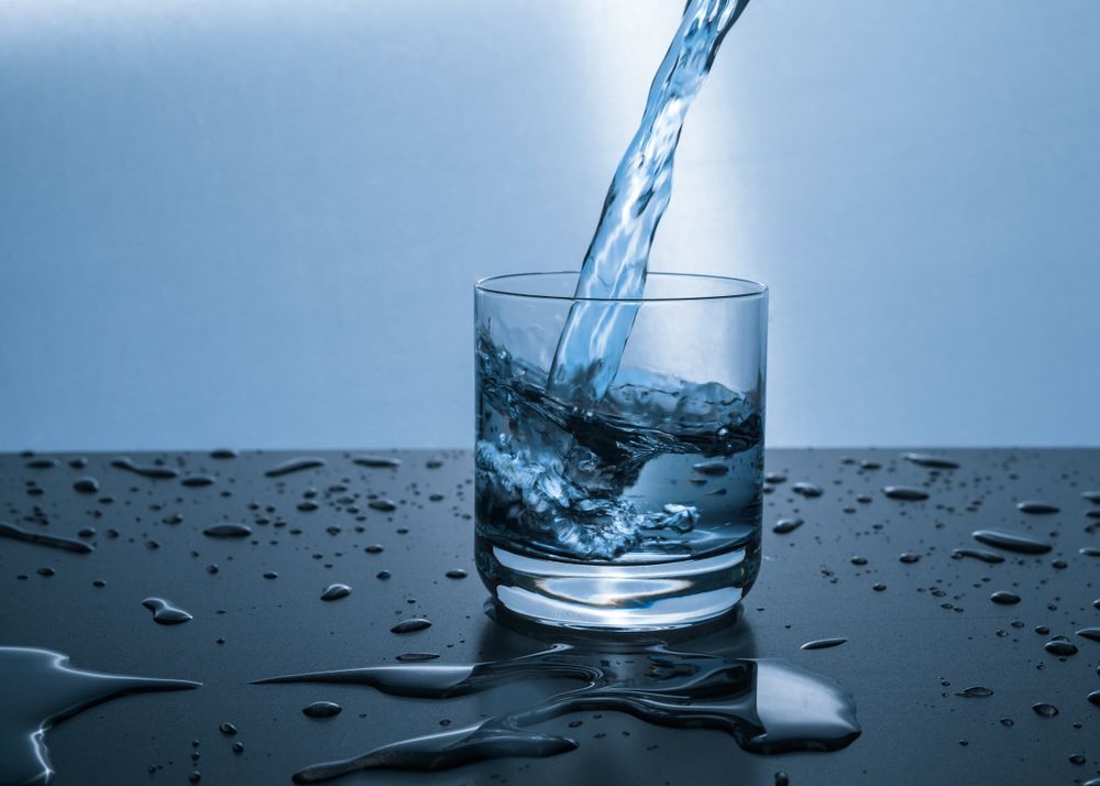 Verre d’eau en cours de remplissage