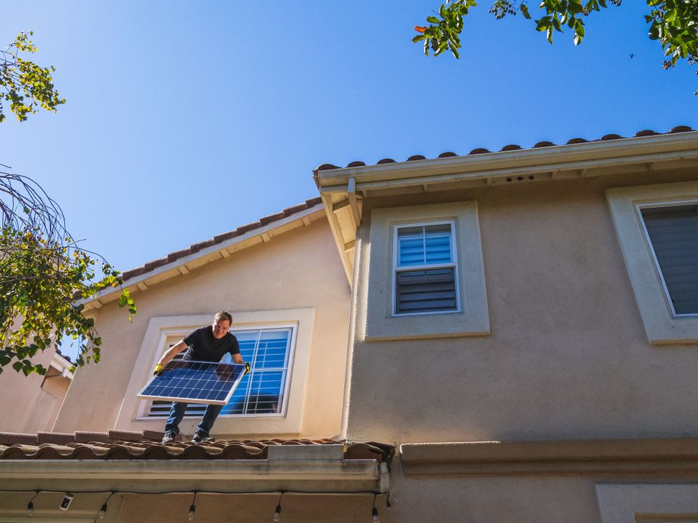 Pose de panneaux solaires sur un toit