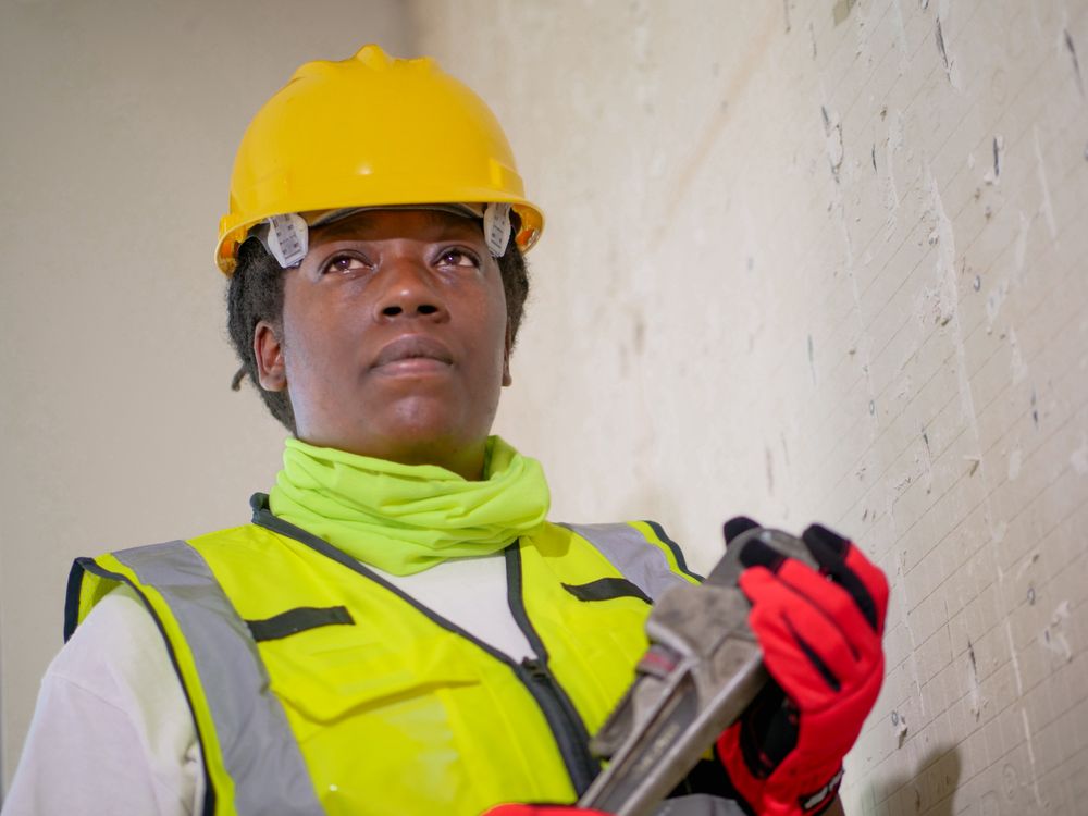 Technicien en tenue de chantier