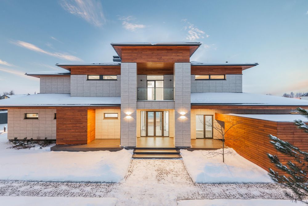 Maison moderne sous la neige